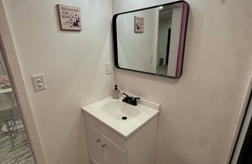 Lebanon Apartamento | Charming Dolly Themed Studio on beautiful 40 Acres in Lebanon TN near Nashville
