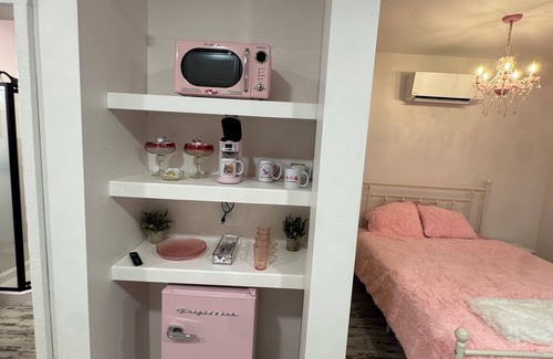 Lebanon Apartamento | Charming Dolly Themed Studio on beautiful 40 Acres in Lebanon TN near Nashville