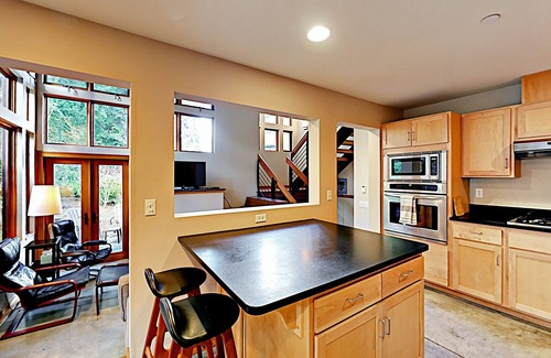 Bainbridge Island Casa | Charming downtown townhouse with fireplace & patio - walk to farmers' market