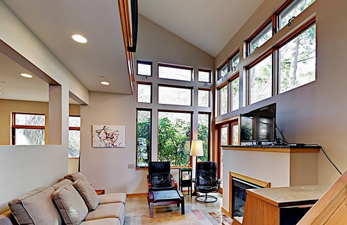 Bainbridge Island Casa | Charming downtown townhouse with fireplace & patio - walk to farmers' market