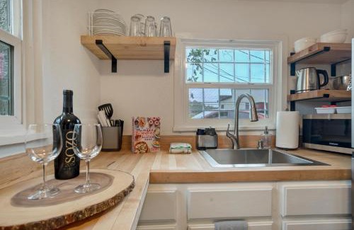 Central Colorado Springs Casa | Charming Downtown Cottage - Pet Friendly & Firepit