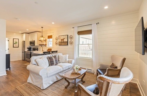 West Dundee Apartamento | Downtown Charming Farmhouse Apartment #2