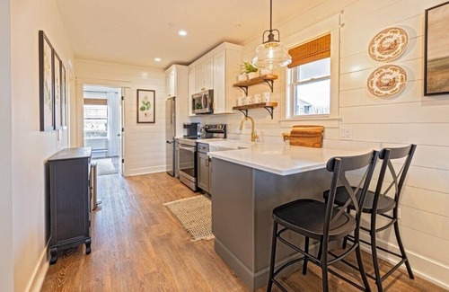 West Dundee Apartamento | Downtown Charming Farmhouse Apartment #2
