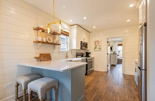 West Dundee Apartamento | Downtown Charming Farmhouse Apartment #1