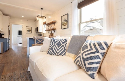 West Dundee Apartamento | Downtown Charming Farmhouse Apartment #3
