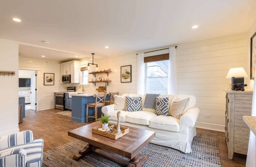 West Dundee Apartamento | Downtown Charming Farmhouse Apartment #3