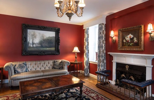 Historic District Hotel | Charming Downtown Hotel w/ Vintage Character + Modern Amenities