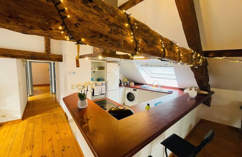 Dansaert Apartamento | Charming Downtown Loft Chalet With Private Parking
