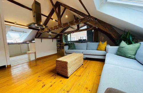 Dansaert Apartamento | Charming Downtown Loft Chalet With Private Parking