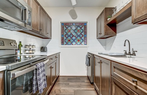 Springfield Casa | Charming Downtown Stay | Victorian Beauty & Modern Comfort