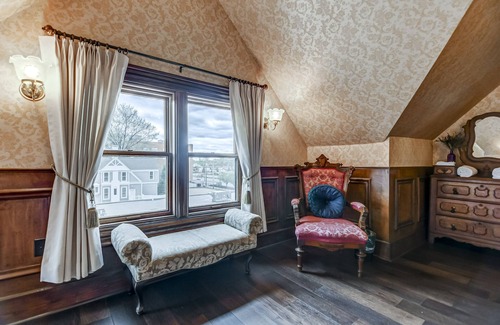 Springfield Casa | Charming Downtown Stay | Victorian Beauty & Modern Comfort
