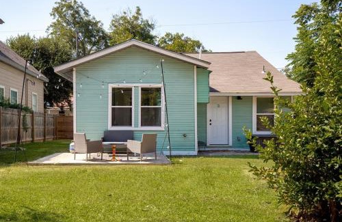 Eastside Promise Neighborhood Casa | Charming Downtown SAT Retreat Pearl & River Walk
