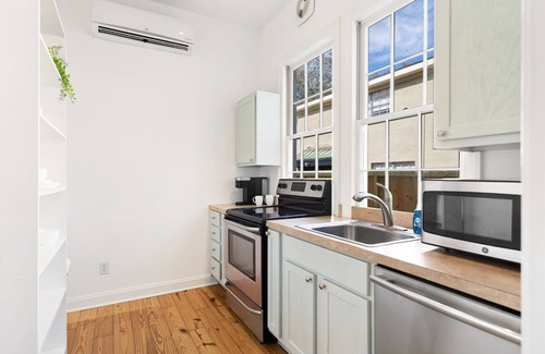 Westside Apartamento | Charming Downtown Studio with Modern Amenities