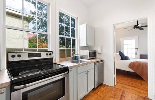 Westside Apartamento | Charming Downtown Studio with Modern Amenities