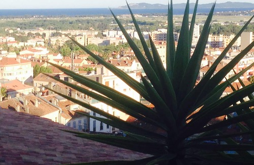 Hyeres City Centre Apartamento | 2 TERRAZAS deleitan ESTE DUPLEX CON ENCANTO UBICADO EN EL CORAZÓN DEL CENTRO MEDIEVAL