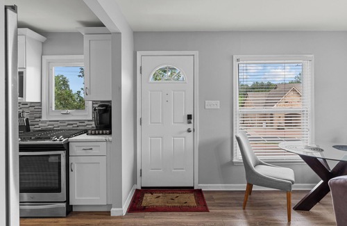 St. Charles Apartamento | Charming Duplex on Main
