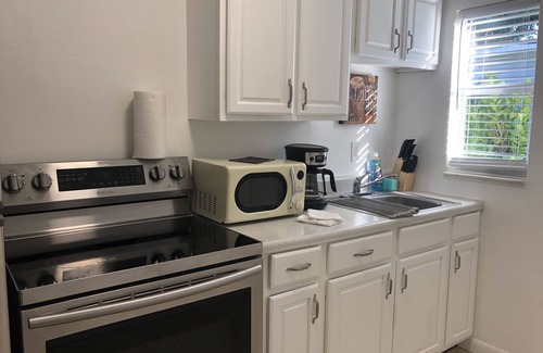 Delray Beach Cabaña | Charming East Delray Cottage, pets welcome