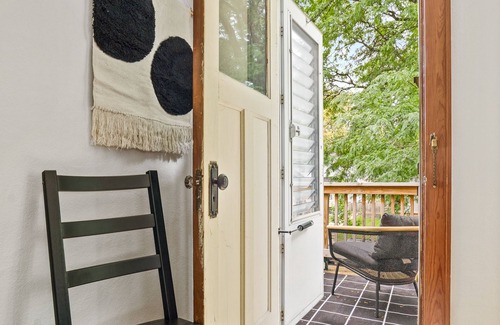 Wauwatosa Apartamento | Charming East Tosa Flat - Upper