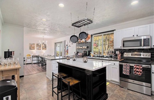 West Omaha Casa | Charming Elegance Getaway