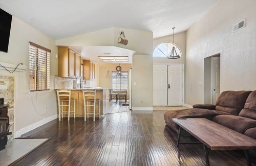 Elk Grove Casa | Charming Elk Grove Home - 15 Mi to Sacramento!