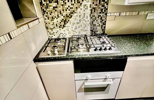 Valence Casa | Charming En-suite bedroom in peaceful House Dagenham with WiFi