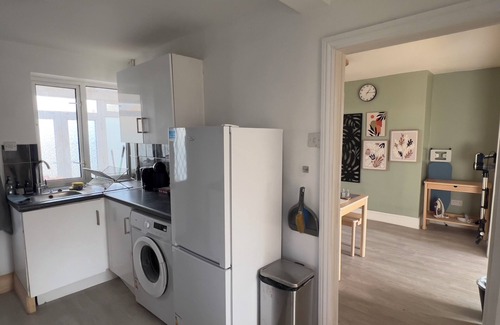Llandaff North Casa | Charming end of Terrace with Free Parking