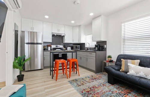 San Gabriel Casa | Charming Escape Queen bed with private washer and dryer