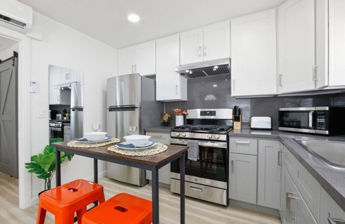 San Gabriel Casa | Charming Escape Queen bed with private washer and dryer