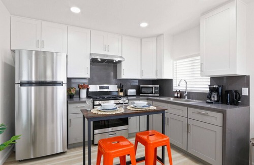 San Gabriel Casa | Charming Escape Queen bed with private washer and dryer