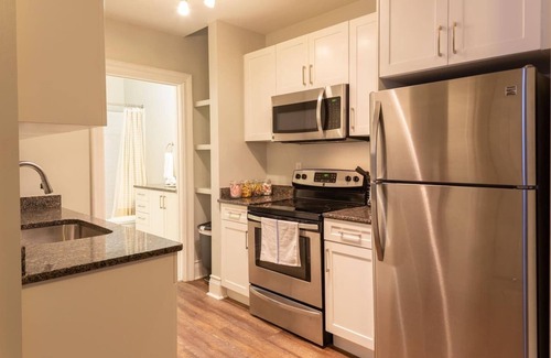 Midtown Apartamento | Cozy Traveler's Den with Queen Bed