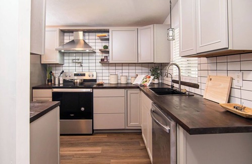 Lansing Casa | Charming Executive 3Bed-2Full Bath HOME - McLaren-Sparrow /Breslin n