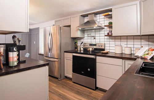 Lansing Casa | Charming Executive 3Bed-2Full Bath HOME - McLaren-Sparrow /Breslin n