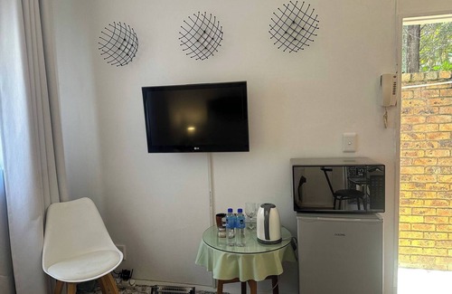 Greater Johannesburg Metropolitan Area Apartamento | Charming Executive Studio, Solar Power, Wifi