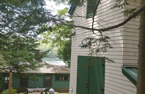 Camden Cabaña | Cottage familiar con encanto a pocos pies del lago Megunticook, acceso privado al lago