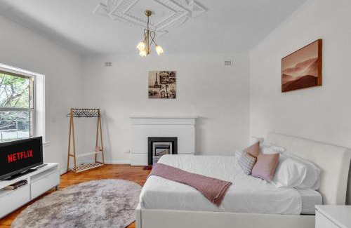 Glenunga Casa | Charming Family Retreat with Arcade - Glenunga