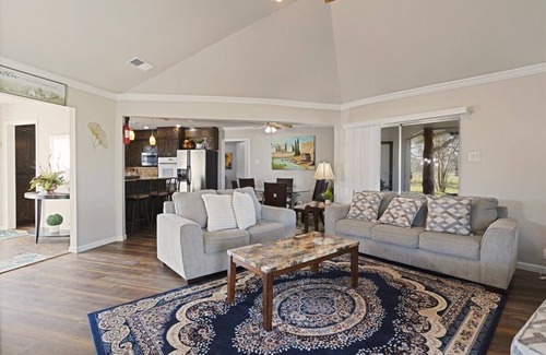 Calera Otro | Charming Farm house-10 mins to LakeTexoma/StarlinkWIFI/HotTub/Zipline/Trampoline