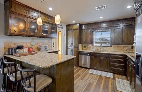 Calera Otro | Charming Farm house-10 mins to LakeTexoma/StarlinkWIFI/HotTub/Zipline/Trampoline