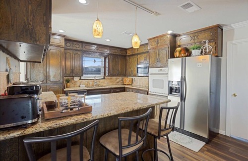 Calera Otro | Charming Farm house-10 mins to LakeTexoma/StarlinkWIFI/HotTub/Zipline/Trampoline