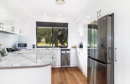 Bovell Casa | Charming Farm View Cottage: Serene Countryside Retreat in Bovell, WA