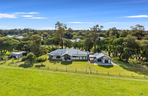Bovell Casa | Charming Farm View Cottage: Serene Countryside Retreat in Bovell, WA