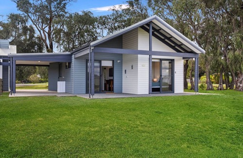 Bovell Casa | Charming Farm View Cottage: Serene Countryside Retreat in Bovell, WA