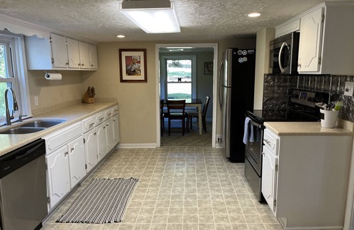Roseland Otro | Charming Farmhouse across from Devils Backbone Brewery.