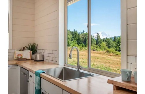 Mineral Otro | Charming Farmhouse Amazing View of Mt. Rainier - Family Friendly + Game Barn