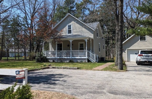 Montague Casa | Charming Farmhouse Cottage near Lake