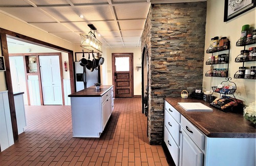 New Era Otro | Charming Farmhouse in the Orchards near Lake Mich!