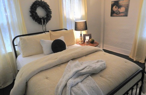 Conneaut Otro | Charming Farmhouse in Ohio Wine Country - 10 mins from the beach