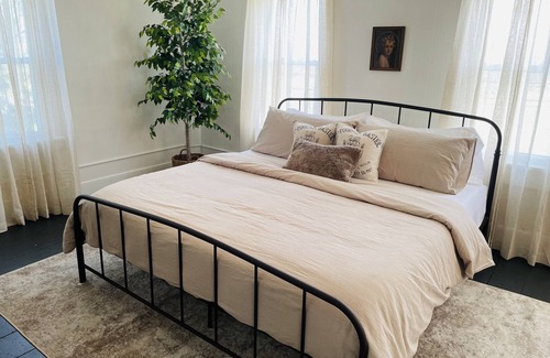 Conneaut Otro | Charming Farmhouse in Ohio Wine Country - 10 mins from the beach