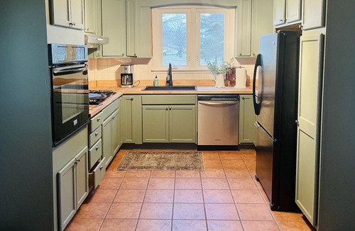 Conneaut Otro | Charming Farmhouse in Ohio Wine Country - 10 mins from the beach