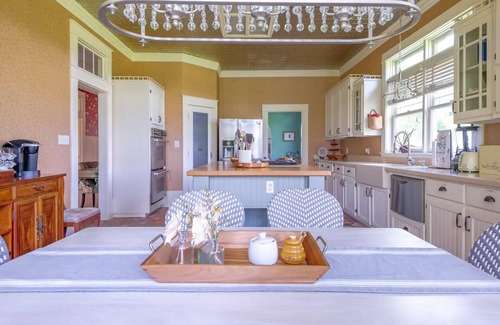Crockett Casa | Charming Farmhouse on 11 acres
