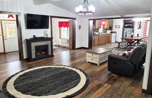 Jackson Otro | Charming Farmhouse Retreat with Hot Tub